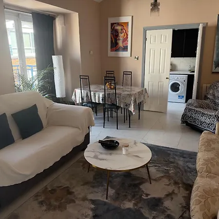Spacious 2-bedroom, 2-bathroom By Castle * Dublin