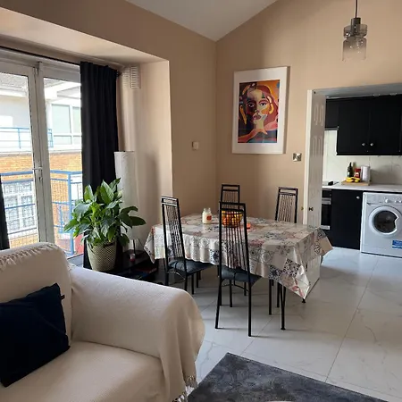 Spacious 2-bedroom, 2-bathroom By Castle Appartement