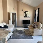 Castle Street Apartment *